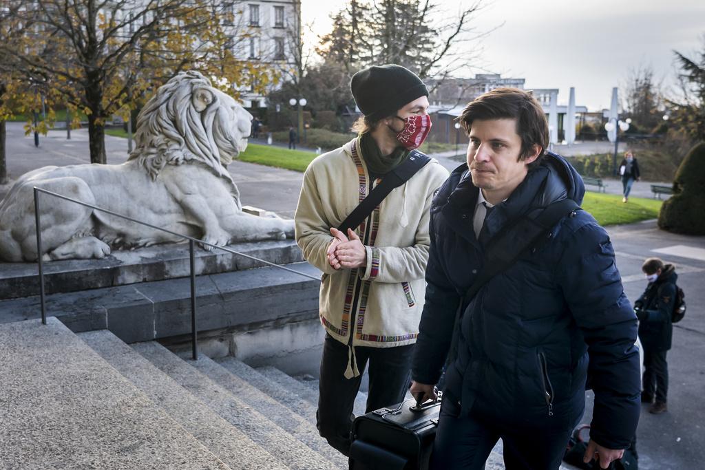 Les commerçants lausannois exigeant le licenciement immédiat de Loris Socchi du Conseil communal