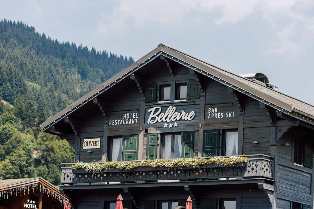L’hôtel Bellevue au Lac en proie aux controverses : le nouveau propriétaire impose des restrictions radicales