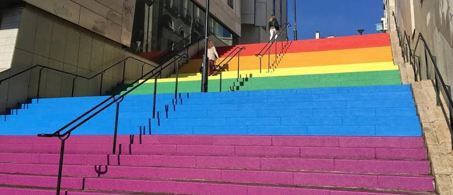 Nantes : trois adolescents interpellés pour avoir repeint les Marches des fiertés avec les couleurs de la France